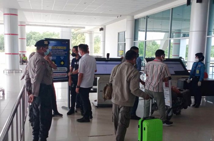 PPKM Level IV, Polisi Awasi Keluar Masuk Penumpang di Bandara Tjilik Riwut