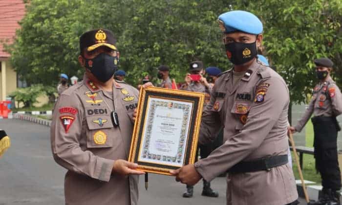 Kapolda Berikan Penghargaan Kepada 17 Personel Berprestasi