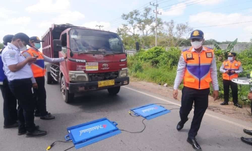 Polisi Tindak 155 Truk Melebihi Tonase saat Melintas di Jalan Raya