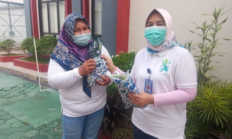 Peduli Kesehatan Pegawai Masa Covid-19, Kalapas Perempuan Bagikan Susu dan Vitamin