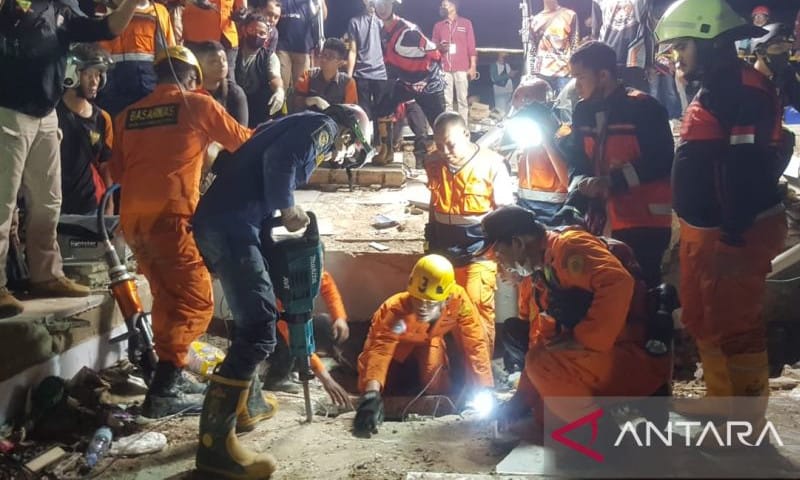 Minimarket Ambruk, Tiga Orang Korban Meninggal